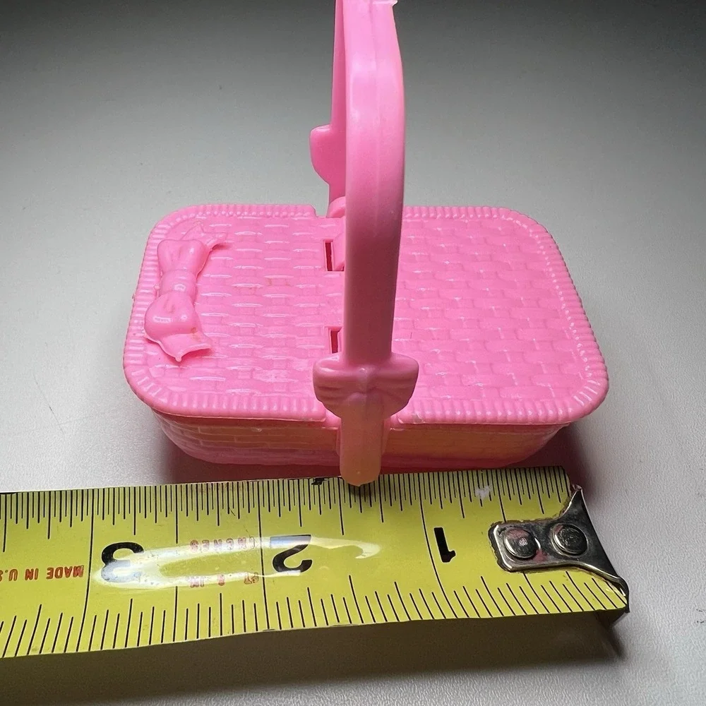 Vintage 1995 Mattel Barbie Nibbles Horse Pink Weaved Picnic Basket Accessory‎